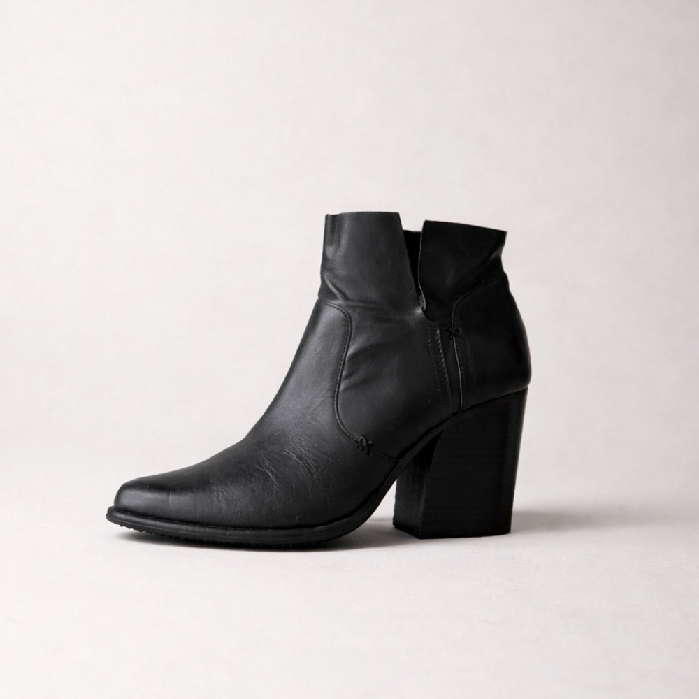 KELSI DAGGER x ANTHROPOLOGIE Brooklyn Side Split Black Leather Ankle Boots